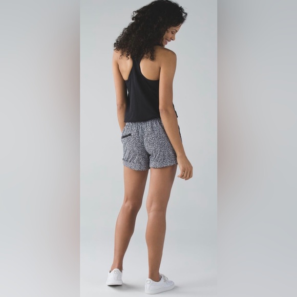 🖤 Lululemon Spring Break Away Short
Miss Mosaic Black - Picture 4 of 11